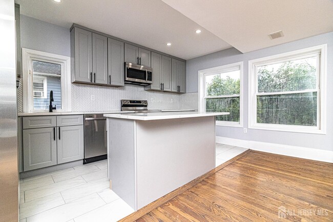 Building Photo - 10 Codington Pl