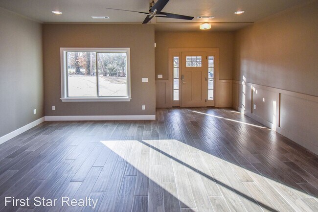 Building Photo - 3 br, 2.5 bath House - 404 NW Retreat Ln