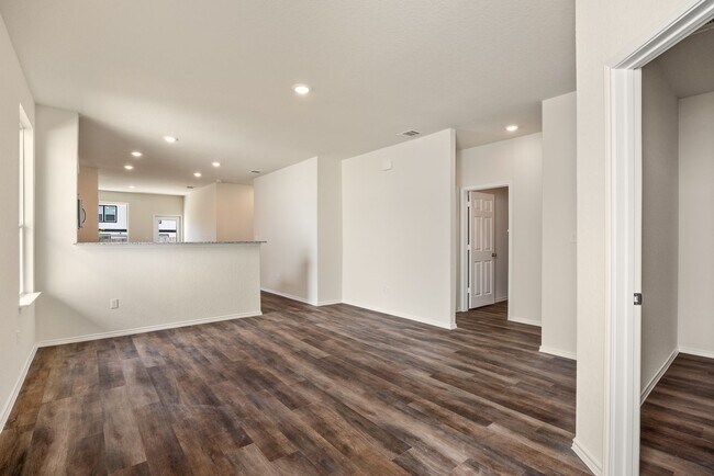 Foto del edificio - Like New Home Located in Creekside Subdivi...