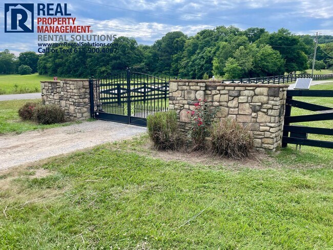 Building Photo - Stunning executive home on 6 acres in Thom...