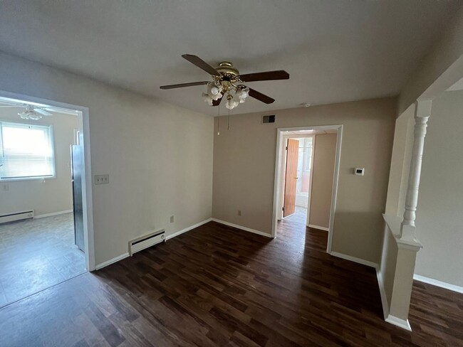 Building Photo - 2 bed 1 Bath Apartment Home located in Spe...