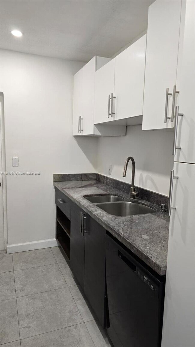 Building Photo - 3801 SW 31st Dr