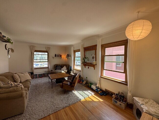 Building Photo - "Charming 4-Bed Sanctuary with Spacious Living in Saint Paul - Como Neighborhood"
