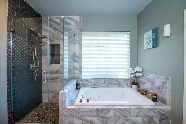 Foto del edificio - 7911 Hidden Oaks Ln