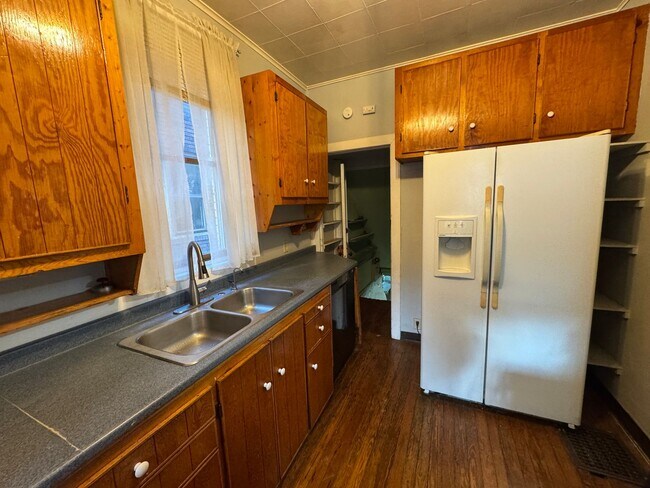 Building Photo - Pittsburgh, Mt. Washingtom Neighborhood- 3 Bedroom 1 Bath House, Yard
