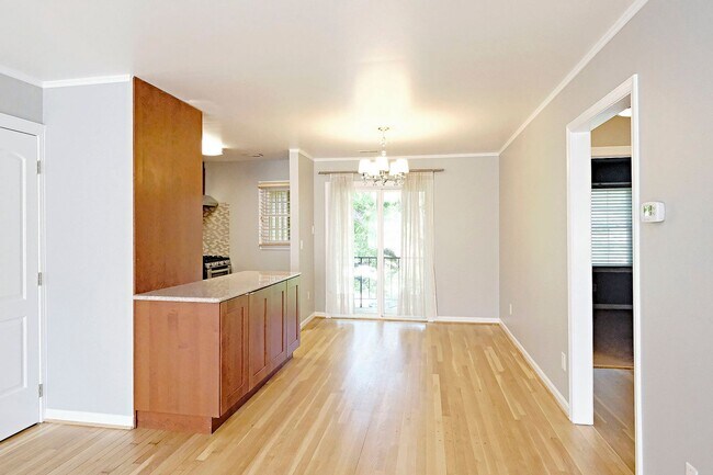 Building Photo - Beautifully Updated & Move-in Ready Hessian Hills Condo