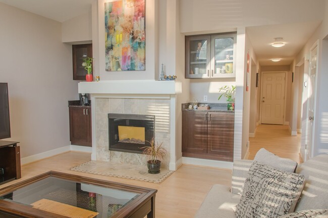 Building Photo - 4bd/2.5ba Seattle Home