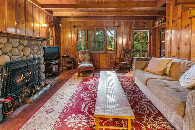 Building Photo - 647 W Victoria Ct