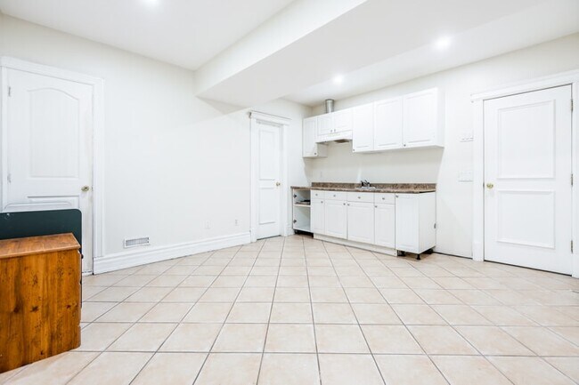 Photo du bâtiment - Bright, Beatutiful & Look Out Basement Apt.