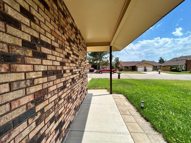 Building Photo - Recently Remodeled 2Bd/2Ba with Attached Garage in Longmont Duplex