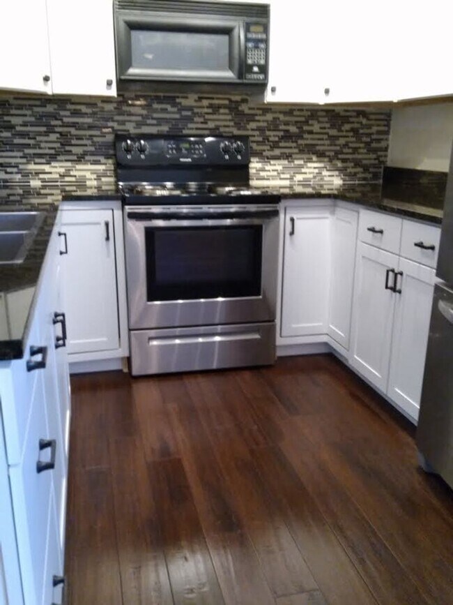 Building Photo - 601 Riverhill Cir