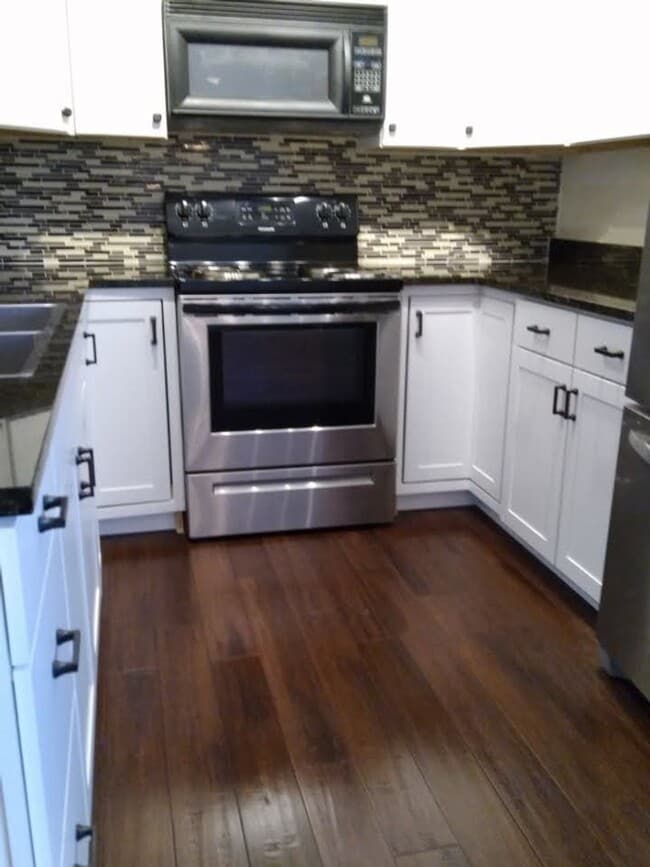 Building Photo - 601 Riverhill Cir