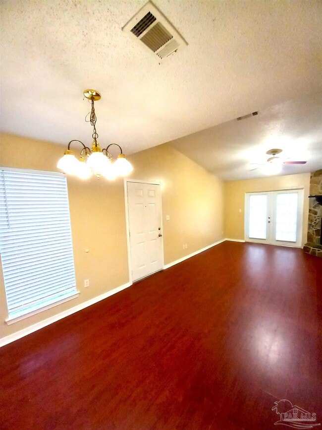 Building Photo - 533 Petros Cir