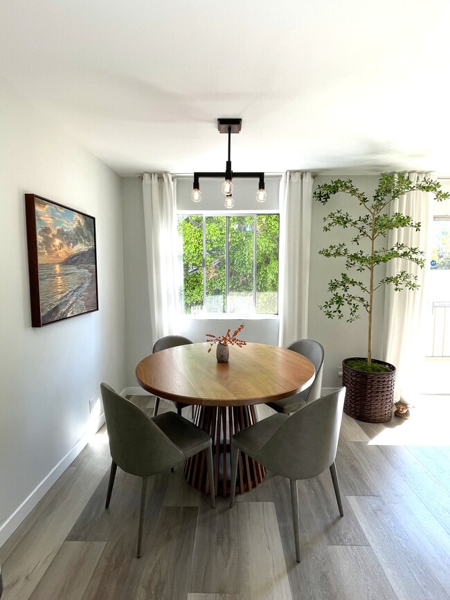 Building Photo - 404 San Vicente Blvd