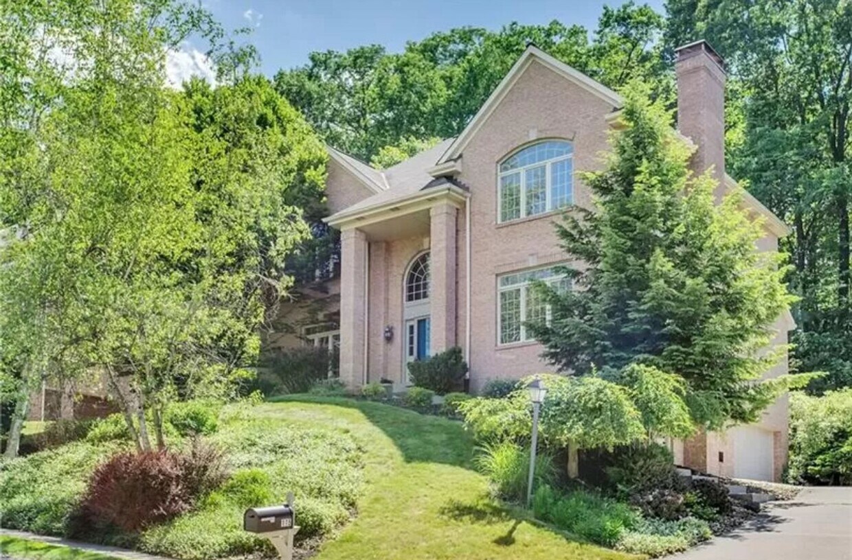 Primary Photo - Pittsburgh - 5 Bedroom 3.5 Bathroom - Beau...