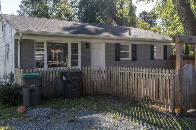 Building Photo - 3 br, 1 bath House - 104 Stratford Court