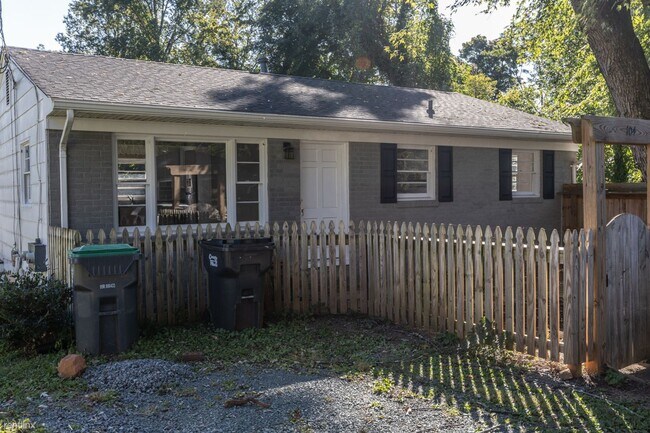 Foto del edificio - 3 br, 1 bath House - 104 Stratford Court