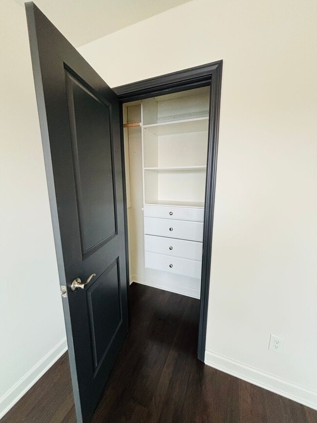 Building Photo - 3-4 Bedroom, 3.5 Bath Townhouse