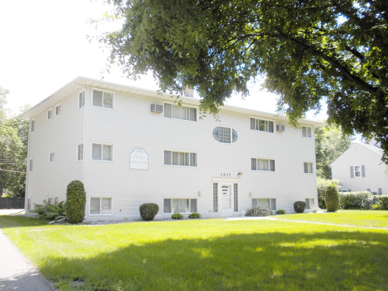 Primary Photo - 1317 Broadway N