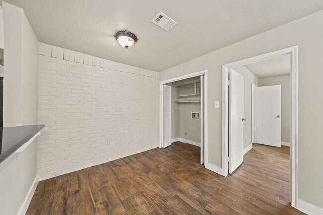 Foto del edificio - 2118 N Austin Ave