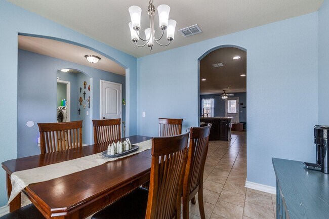 Building Photo - 5-BEDROOM HOME IN MISSION DEL LAGO