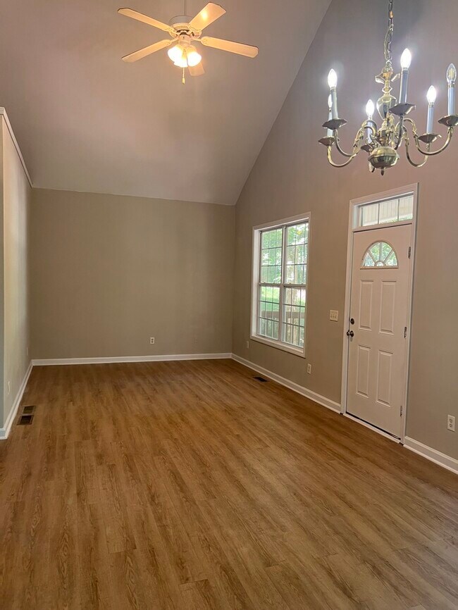 Foto del edificio - 2 BR with Basement Available NOW!