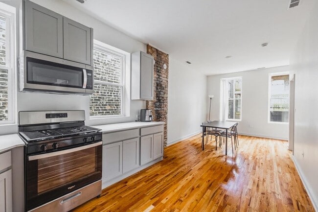Photo - 1638 W 18th Pl (Chicago, IL) Apartment