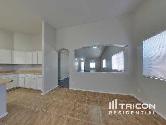 Building Photo - 3332 W Wayland Dr