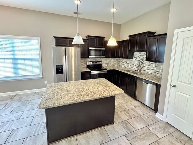 Foto del edificio - Now Leasing a 5 Bedroom 3 Bath Home In Oli...