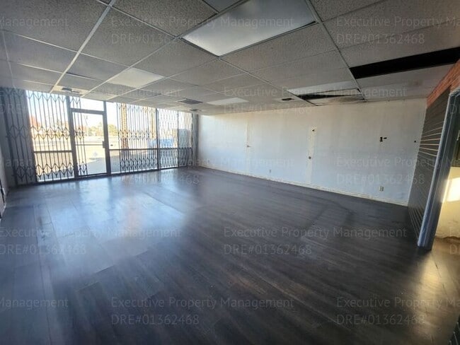 Building Photo - 1 room/ 1 bathroom commercial space for rent.