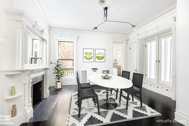 Foto del edificio - Brownstone Triplex + Parking