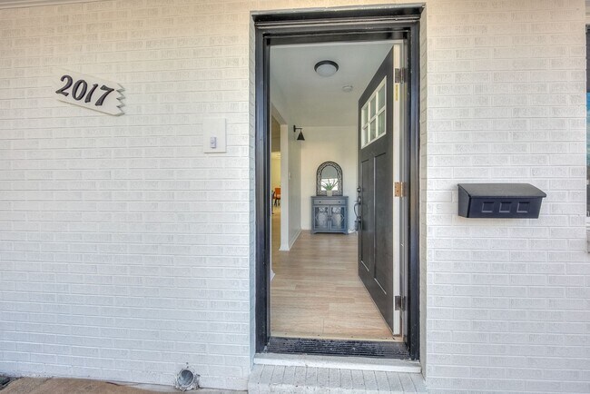 Foto del edificio - Beautifully Updated 8 Bed 3 Bath Home!