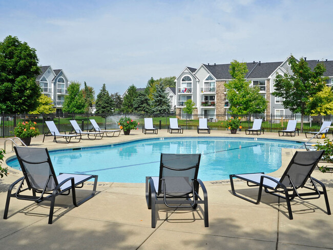 Piscina y terraza - Hillside Apartments