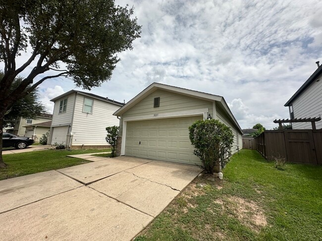 Building Photo - For Lease | 3 Bed, 2 Bath | 1,426 Sq Ft | ...