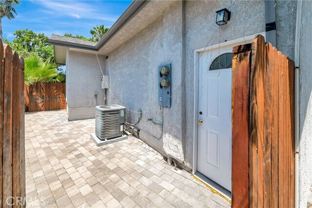 Building Photo - 10165 Petit Ave