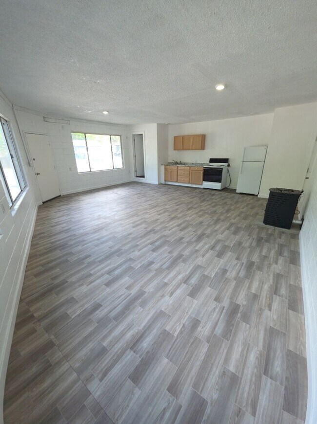 Foto del edificio - 13451 Lakeshore Dr