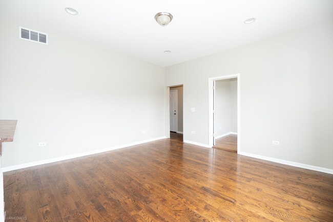 Building Photo - 4326 S Calumet Ave