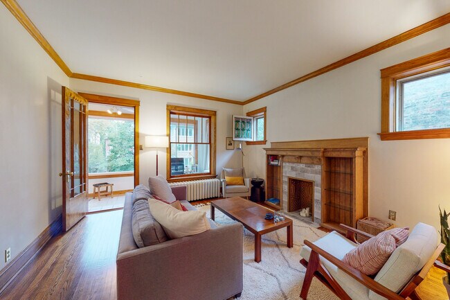 Large living room with ornamental fireplace - 1321 W Thorndale Ave