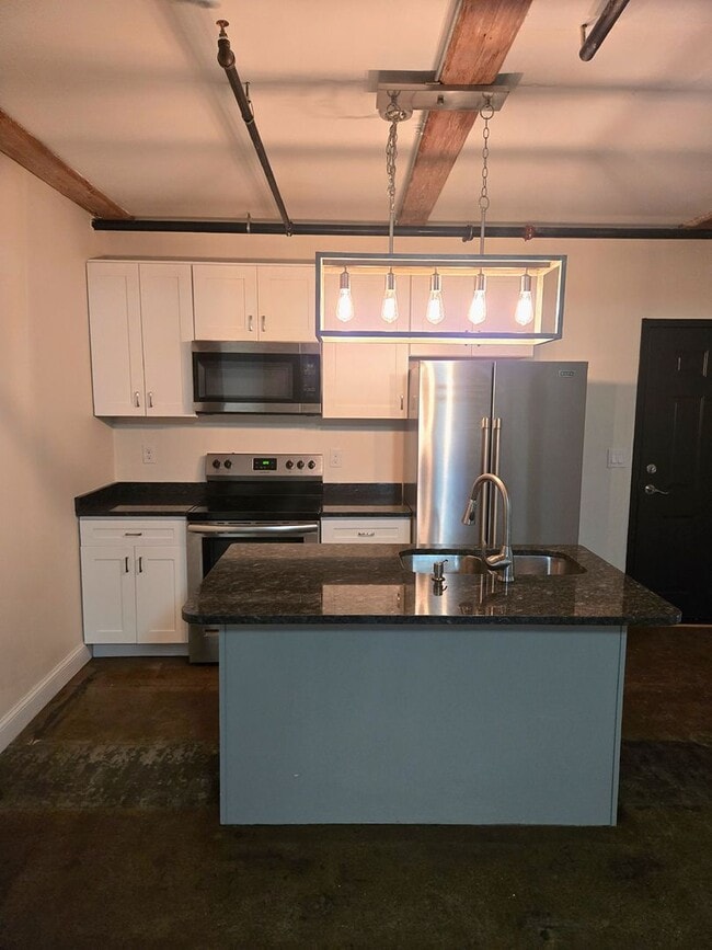 Building Photo - 548 Roosevelt Ave