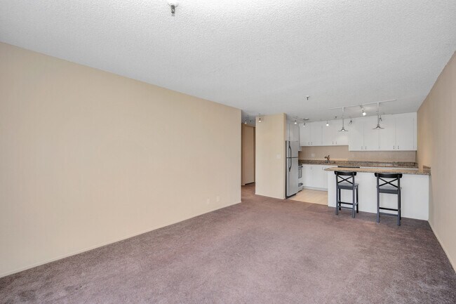 Building Photo - 325 Lenox Ave