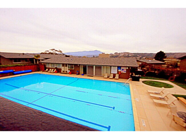 Building Photo - BEAUTIFUL TIBURON! QUIET 1BR/1BA Condo, En...