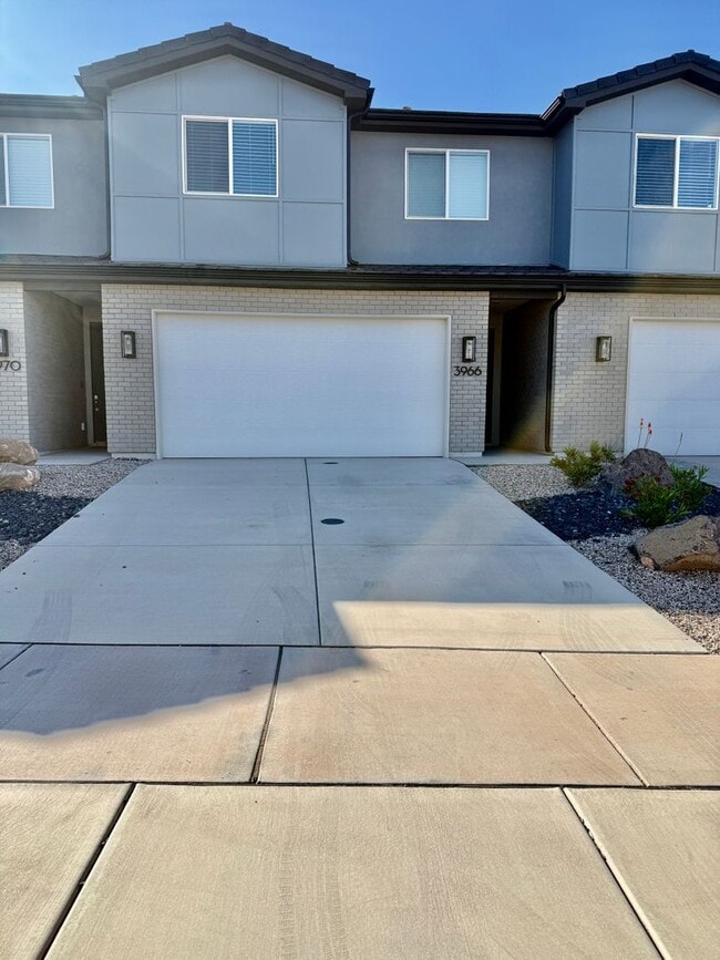Building Photo - Spacious 3-BR Townhome in Washington