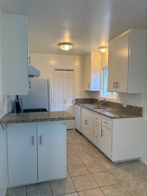 Building Photo - 641 Loma Dr