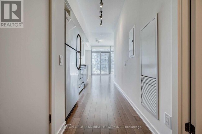 Photo du bâtiment - 105 The Queensway