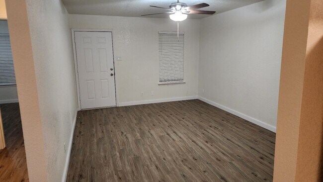 La sala de estar es más grande de lo que parece en la foto. Persianas nuevas de imitación madera en todas las ventanas. - 1110 Circle M Dr
