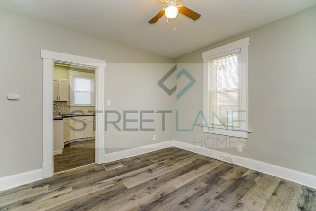 Building Photo - REDUCED!