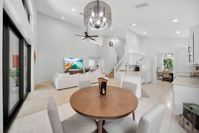 Foto del edificio - Fully Furnished 3 beds 3 bath Annual Rental with Private Heated Pool in Ventura Pelican Marsh