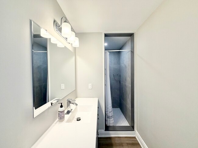 Building Photo - 2 BED - 1 BATH - LONDON - BASEMENT