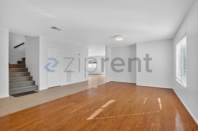 Building Photo - 703 Diamond Dr