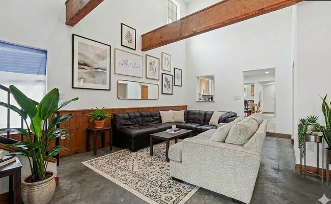 Foto del edificio - 7 bedroom home 2 min walk from Campus